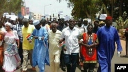 Les manifestants sont dans la rue le 16 avril 2016 à Banjul, Gambie.