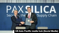 美国国务院主管经济事务副国务卿雅各布·赫尔伯格(右)和来自日本的代表12月11日，在硅和平峰会前一天签署了联合序言。