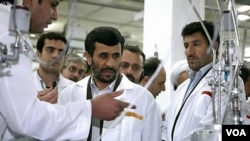 El presidente iraní, Mahmoud Ahmadinejad visitó las instalaciones nucleares del país cuyas actividades son investigadas por el OIEA de ONU.