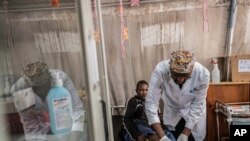 Muuguzi atibu mtu mwenye majeraha katika hospitali moja mjini Goma.