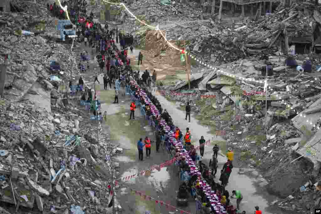 سفرۀ افطار آوارگان فلسطینی در شهر رفح، در جنوب غزه