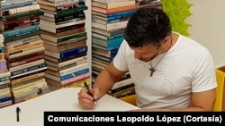 En la foto en el líder opositor venezolano Leopoldo López.