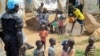Enfants sous la protection d'un casque bleu dans un camp de déplacés à Juba, au Soudan du Sud, le 17 juin 2017.