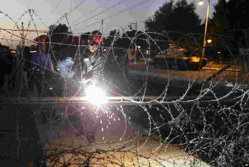 Egyptian Army soldiers install barbed wire outside the presidential palace to secure the site of overnight clashes between supporters and opponents of President Mohamed Morsi in Cairo, Egypt, Dec. 6, 2012