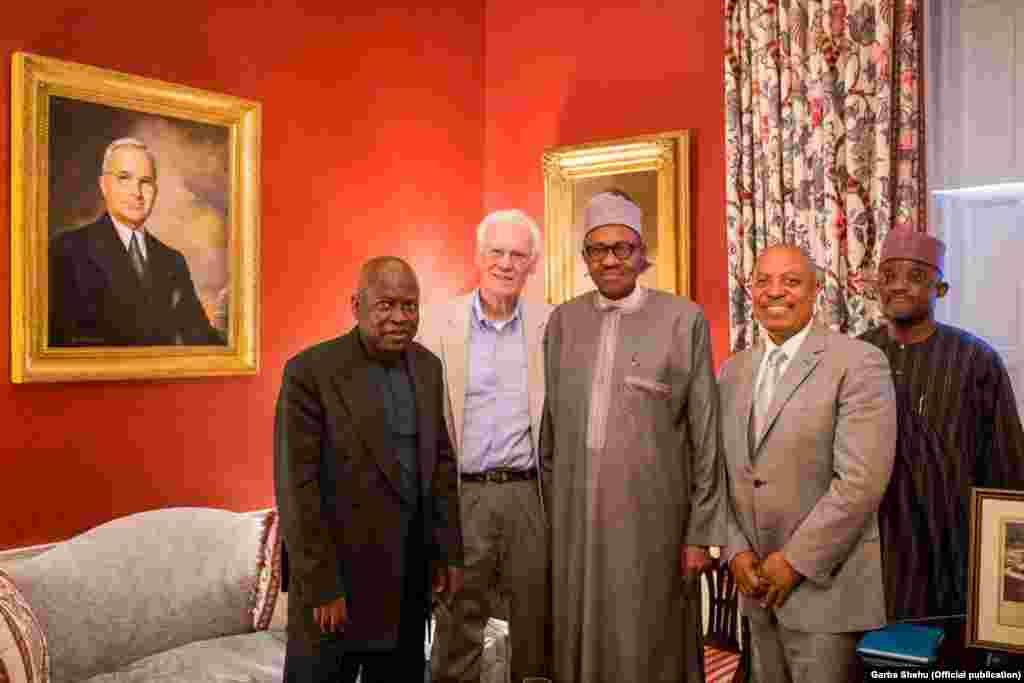 Shugaban Najeriya da John Baden ranar 19 ga watan Yuli, 2015 a Blair House masaukin shugaban.