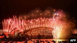 Australia နိုင်ငံ Sydney မြို့ Sydney Harbourမှာ လုပ်တဲ့ ၂၀၂၁ နှစ်သစ်ကြို မီးပန်းဖောက်ပွဲအခမ်းအနား။ (ဒီဇင်ဘာ ၃၁၊ ၂၀၂၀)