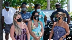 Un grupo espera para hacerse una prueba de COVID-19, el sábado 31 de julio de 2021, en North Miami, Florida.