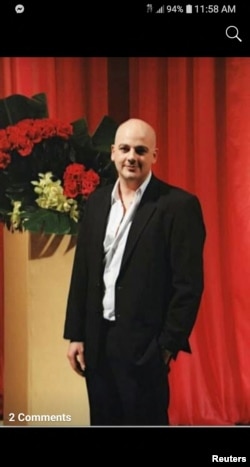 馬克·斯威丹的母親凱瑟琳·斯威丹提供的日期不明的照片顯示馬克·斯威丹在拉斯維加斯留影。