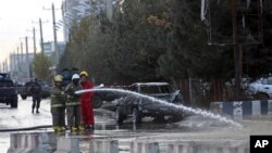 کارمندان اطفائیه کابل حین پاک کاری محل حملۀ داعش در منطقۀ خیرخانه