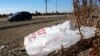 Kantong plastik tergeletak di pinggir jalan di Sacramento, California, pada 25 Oktober 2013. (Foto: AP/Rich Pedroncelli)