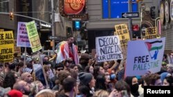 Mbështetës pro-palestinezë protestojnë në Mahatan, në qytetin e Nju Jorkut.