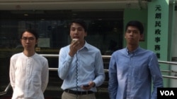 三名反送中運動政治素人（左起）司徒博文、劉晉宇及方浩軒參與元朗區議會選舉，挑戰傳統鄉事勢力。(攝影: 美國之音湯惠芸）