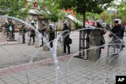 Vojnici KFOR-a i ograda od bodljikave žice u Zvečanu na severu Kosova, posle sukoba sa srpskim demonstrantima (AP/Bojan Slavkovic)