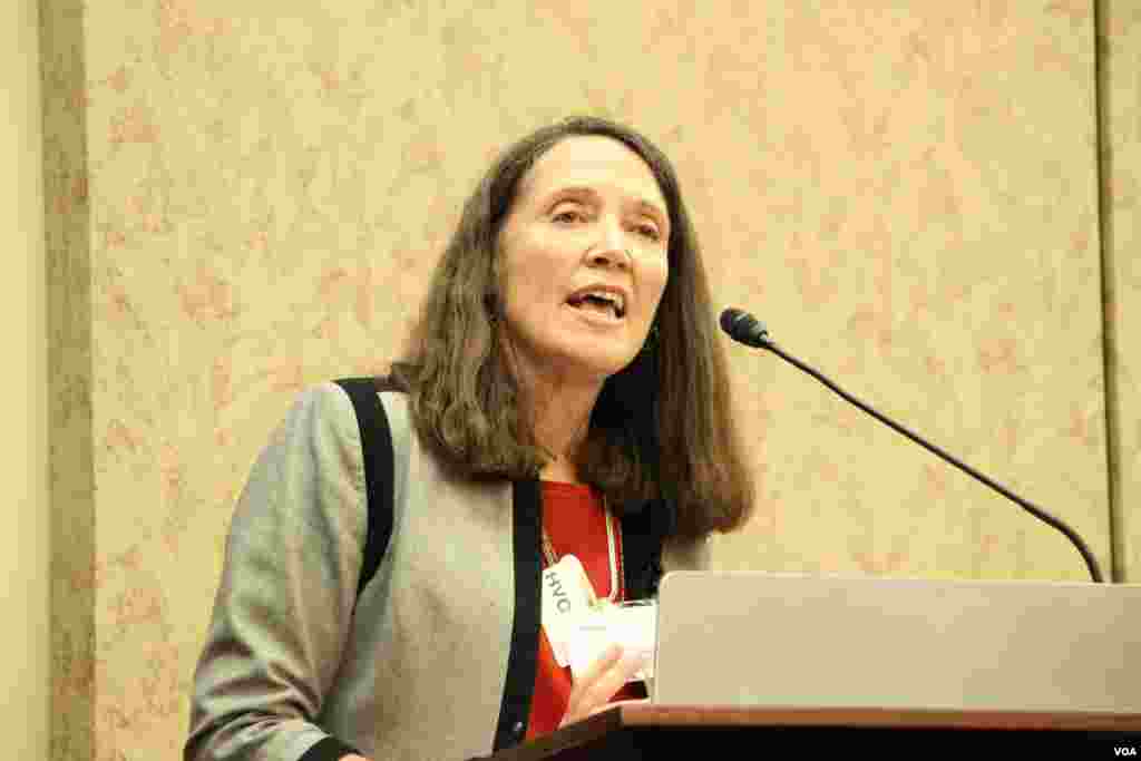 លោកស្រី Patricia Mahoney ឧបការី​រង​ស្ដី​ទី​រដ្ឋ​មន្ត្រី​ក្រសួង​ការ​បរទេស​ទទួលបន្ទុក​កិច្ចការ​អាស៊ី​អាគ្នេយ៍​ក្នុង​កម្មវិធី​ខួប​ ៤០ ឆ្នាំ​នៃ​ភាព​ជា​ដៃ​គូ​រវាង​សហរដ្ឋអាមេរិក និង​សមាគម​ប្រជាជាតិ​អាស៊ី​អាគ្នេយ៍ នៅ​មណ្ឌល​បដិសណ្ឋារកិច្ច​ក្នុង​វិមាន​សភា​សហរដ្ឋ​អាមេរិក កាល​ពី​ថ្ងៃ​អង្គារ ទី១៦ ខែ​ឧសភា ២០១៧​។ (សឿន វឌ្ឍនា​/VOA)