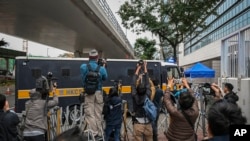 記者拍攝押送黎智英的囚車抵達法院時的情況 （美聯社照片）