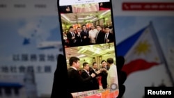 2025年2月27日，菲律賓華人社區組織僑星志工團的網站上刊登了被控犯有間諜罪而被逮捕的王永毅（左）和蔡少黃的照片。