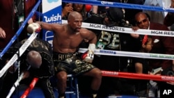Floyd Mayweather Jr. sits in his corner between rounds against Conor McGregor in a boxing match, August 2017, in Las Vegas. (AP Photo/Eric Jamison)