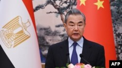 中國外長王毅在北京釣魚台國賓館與埃及外交部長巴德爾·阿卜杜拉蒂舉行的聯合記者會上致詞。 （2024年12月13日）