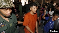 រូបឯកសារ៖ លោក គង់ រៃយ៉ា (អាវក្រហម) ត្រូវ​បាននាំខ្លួនដោយ​មន្ត្រី​នគរបាល​អម​សាលា​ដំបូង​រាជធានី​ភ្នំពេញ នៅ​ថ្ងៃ​ទី​១៥ ខែ​មីនា ឆ្នាំ​២០១៦។