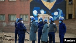 Polisi wakifanya doria katika mitaa ya Zimbabwe kukabiliana na maandamano dhidi ya serikali kipindi hiki cha maambukizi ya COVID-19, Harare, Zimbabwe, Julai 31, 2020. REUTERS/Philimon Bulawayo