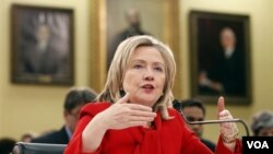 La secretaria de Estado, Hillary Clinton, habló con los jóvenes brasileños.