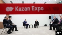 Na ovoj fotografiji iz grupe koju distribuira ruska državna agencija Sputnjik, predsjednik Rusije Vladimir Putin se sastaje sa predsjednikom bh entiteta Republika Srpska Miloradom Dodikom u Kazanju 21. februara 2024. (Foto Sergei BOBYLYOV / POOL / AFP)