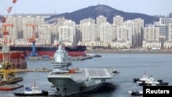 2018年12月27日中国第一艘国产航空母舰载着飞机离开辽宁省大连市港口，进行第四次海上试航。