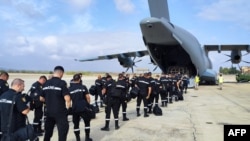 រូបដែល​ត្រូវ​ថត​​និង​ផ្សាយ​​កាល​ពី​ថ្ងៃ​ទី​១០ ខែ​កញ្ញា ឆ្នាំ​២០២៣ ដោយ​អង្គភាព​សង្គ្រោះ​យោធា​អេស្ប៉ាញ បង្ហាញ​ក្រុម​អ្នក​​ជួយ​សង្គ្រោះ​ឡើង​យន្តហោះ​​​យោធា Airbus A400 នៅ​មូលដ្ឋាន​ទ័ព​អាកាស Zaragoza។