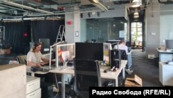 Novinari u moskovskom birou Radija Slobodna Evropa u danu dolaska sudskih izvršitelja (Foto: RFE/RL's Russian Service)