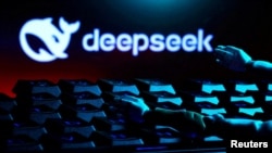ARCHIVO - Ilustración muestra el logotipo de DeepSeek, un teclado y manos de robot.