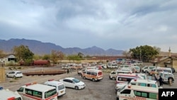 ပါကစ္စတန်နိုင်ငံ၊ ဘလူချီစတန်ပြည်နယ်ထဲ ရထားအကြမ်းဖက်တိုက်ခိုက်ခံရမှုခံရသူ ခရီးသည်တွေအတွက် ကယ်ဆယ်ကူညီဖို့စောင့်ဆိုင်းနေတဲ့ အရေးပေါ်လူနာတင်ကားတွေကို ဘူတာရုံမှာတွေ့ရစဥ်။ (မတ် ၁၂၊ ၂၀၂၅)