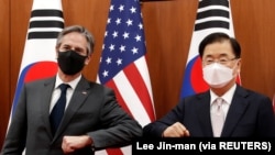 AQSh Davlat kotibi Entoni Blinken (chapda) Seulda 