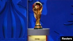 Le trophée de la Coupe du monde de la Fifa, en Russie, le 25 juillet 2015.