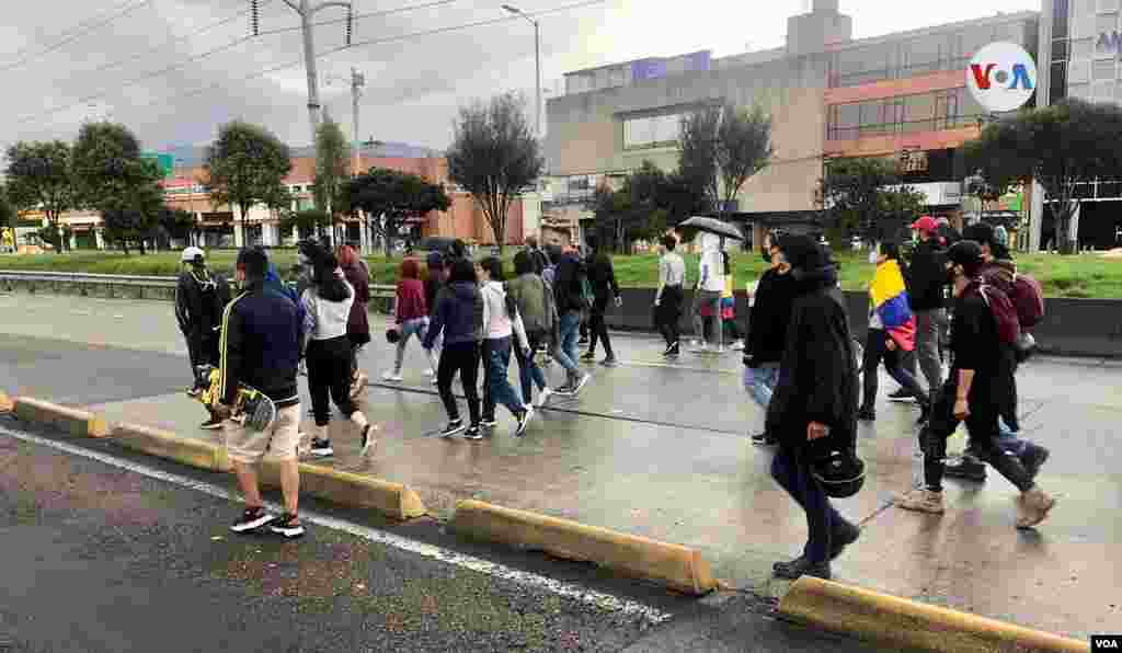 Pese a un tercer repunte de la pandemia del coronavirus, los colombianos volvieron a las calles por quinto día consecutivo el domingo 2 de mayo para protestar contra una reforma tributaria propuesta por el gobierno.