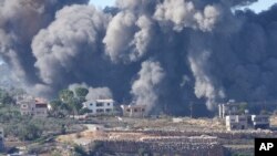 Humo negro se eleva desde un ataque aéreo israelí en las afueras de Aita al-Shaab, una aldea fronteriza libanesa con Israel el sábado 4 de noviembre de 2023.