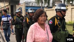 Three military policemen armed with guns patrol near Cambodia-Thailand border checkpoint in Poipet, Banteay Meanchey province, on Nov. 7, 2019 (Sun Narin/VOA Khmer)