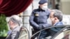 El encargado político del Ministerio de Exteriores de Irán Abbas Araghchi, a la derecha, llega al Grand Hotel Wien, donde se realizan las pláticas para reincorporar al acuerdo a Estados Unidos.