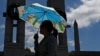 Una mujer se protege del sol bajo una sombrilla durante una ola de calor en Washington, EEUU, el 19 de junio de 2024.