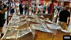 逾千名香港市民6月24日到旺角一個報攤搶購剛出爐的最後一份實體版蘋果日報（美國之音記者湯惠芸拍攝）