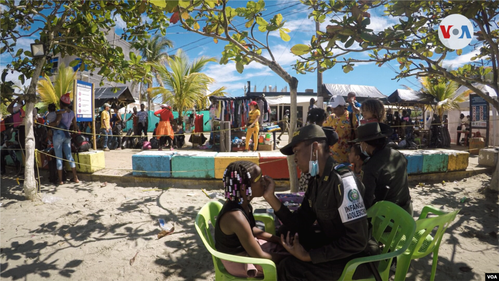 Todos los días es común ver las oficinas de SAS Caribe repletas de migrantes y turistas. Es la única empresa autorizada para el funcionamiento en Necoclí y transporta entre 800 y 1.000 migrantes al día.