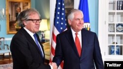 El secretario de Estado Rex Tillerson recibió al secretario general de la OEA, Luis Almagro el viernes 13 de octubre. Los líderes hicieron un llamado por elecciones justas en Venezuela, donde el domingo 15 de octubre se eligen gobernadores. Foto: Departamento de Estado.
