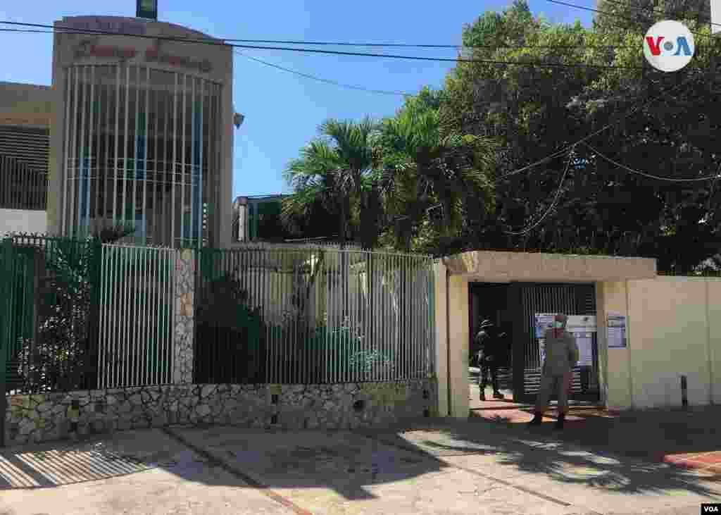 Así lucía el colegio Domingo Sarmiento, de Maracaibo, estado Zulia. Esta entidad aporta la mayor cantidad de diputados del Parlamento. Maracaibo, diciembre 6 de 2020. Foto: Gustavo Ocando - VOA.