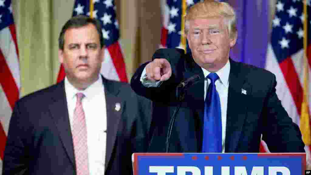 Le candidat présidentiel républicain Donald Trump, accompagné du gouverneur de New Jersey Chris Christie, répond aux questions des journalistes lors d'une conférence de presse, le 1er mars 2016.