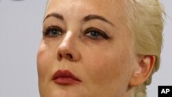 Yulia Navalnaya demanda la entrega del cuerpo de su esposo, acusando a las autoridades de torturarlo en vida y seguir haciéndolo después de su muerte, burlándose de los restos de los muertos.