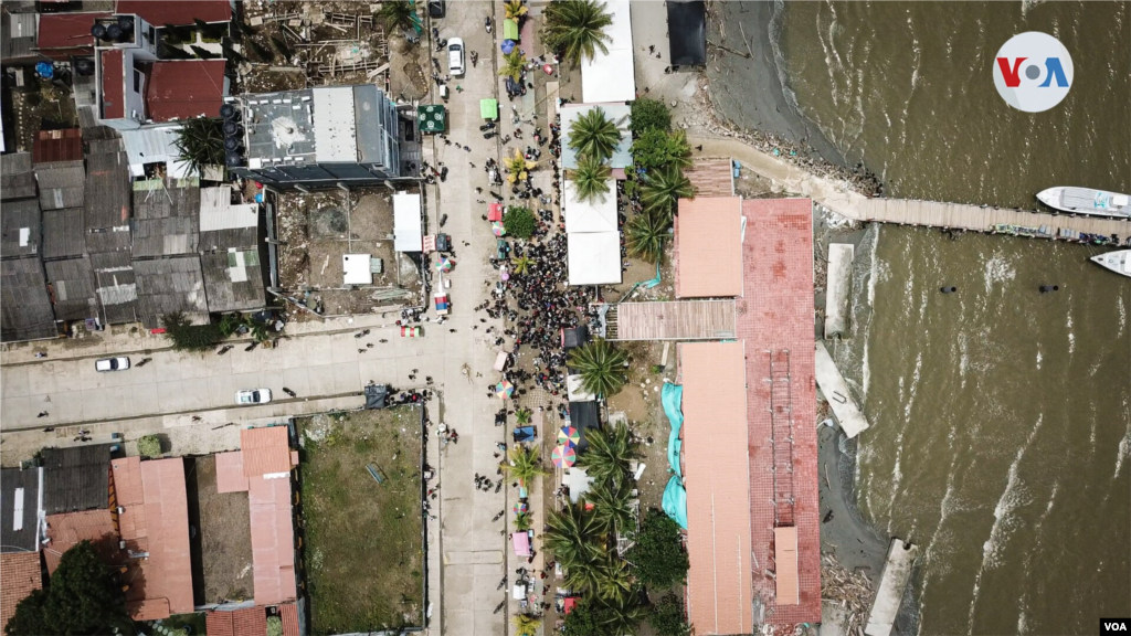 El dólar es la moneda con la que los migrantes pagan bienes y servicios durante su travesía migratoria, lo que causa precios inflados y personas inescrupulosas que abusan de esto.