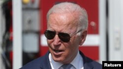 El presidente Joe Biden conversa mientras recorre Laboratorio Nacional de Energía Renovable (NREL), en Arvada, Colorado, el 14 de septiembre de 2021.