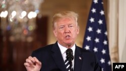 ប្រធានាធិបតី​សហរដ្ឋ​អាមេរិក​ ដូណាល់ ត្រាំ ថ្លែង​នៅ​ក្នុង​សន្និសីទ​កាសែត​រួម​មួយ​ជាមួយ​​ប្រធានាធិបតី​បារាំងលោក Emmanuel Macron នៅ​សេតវិមាន​ រដ្ឋ​ធានី​វ៉ាស៊ីនតោន​កាលពី​ថ្ងៃទី​២៤ ខែ​មេសា ឆ្នាំ ២០១៨។