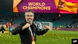 Selektor Španije Horhe Vilda slavi sa zlatnom medaljom oko vrata posle finala svetskog fudbalskog prvenstva za žene između Španije i Engleske na stadionu "Australija" u Sidneju (Foto: AP/Rick Rycroft)