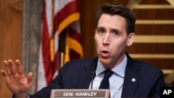 资料照：共和党联邦参议员霍利（Sen. Josh Hawley, R-MO）2020年12月16日出席参议院国土安全委员会听证会。
