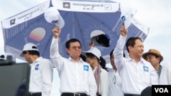 ​FILE: President of the Cambodia National Rescue Party (CNRP) Kem Sokha, and other leaders, during the first day of election campaign, in Phnom Penh, May 20, 2017. (Khan Sokummono/VOA Khmer)